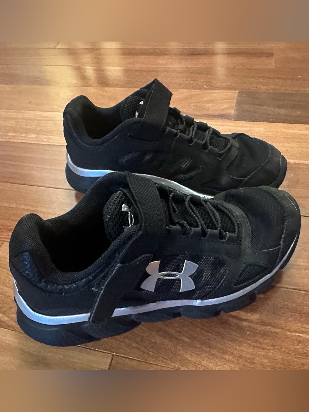 Under Armour Black Velcro Sneakers with Silver Accents Little Kids Sz 2 - GUC